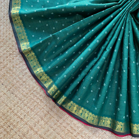 Green Kaikattu Sungadi On a Pure soft Kanchipuram Silk Saree