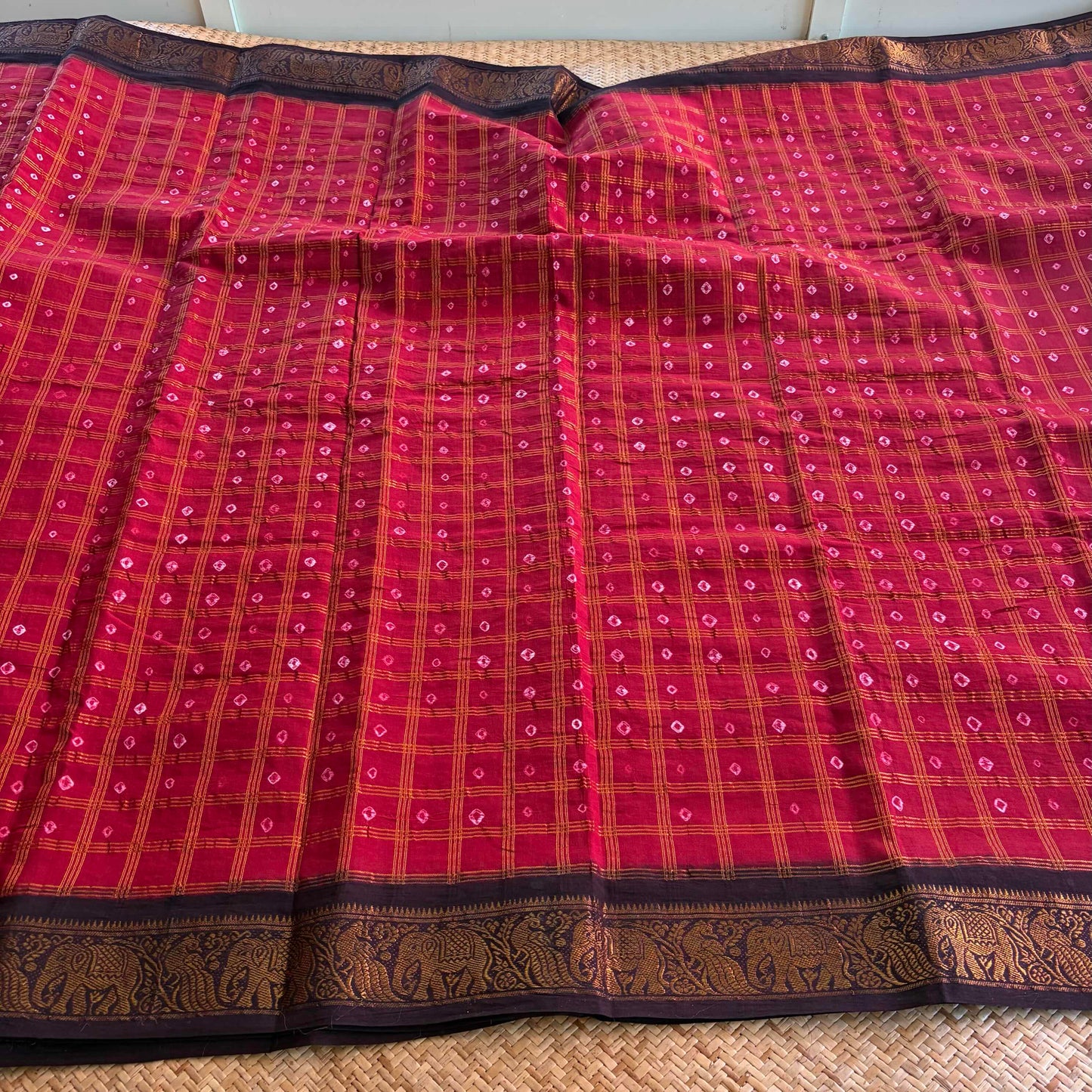 Red Saree With Brown Border, Hand knotted Sungudi On Cotton saree, Kaikattu Sungudi