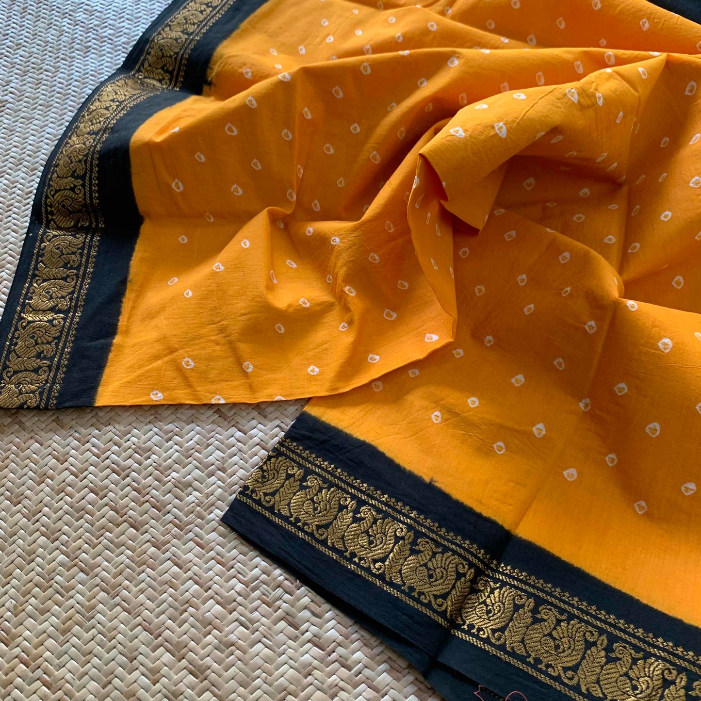 Yellow Saree , Hand knotted Sungudi On a Annam Border Cotton saree, Kaikattu Sungadi