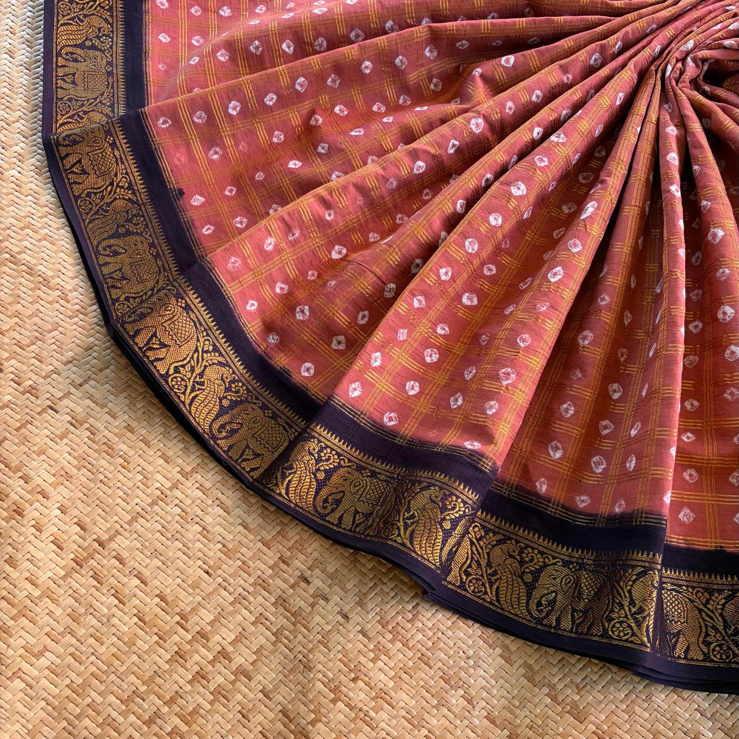 Peach Saree With Deep Brown Border, Hand knotted Sungudi On Cotton saree, Kaikattu Sungudi