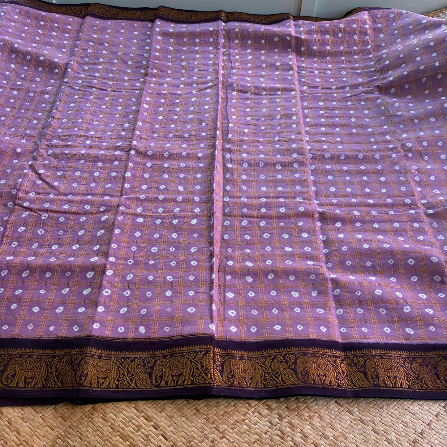 Lilac Saree With Deep Purple Border, Hand knotted Sungudi On Cotton saree, Kaikattu Sungudi