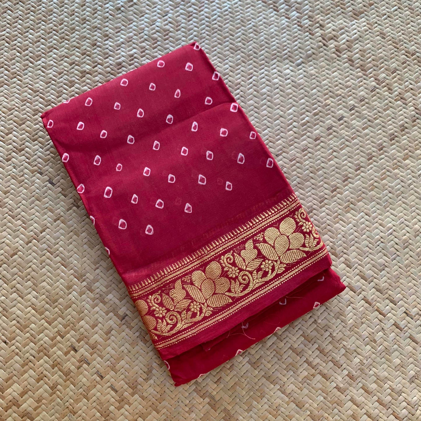 Red Saree , Hand knotted Sungudi On a Hand woven Grand Pallu Cotton saree, Kaikattu Sungadi
