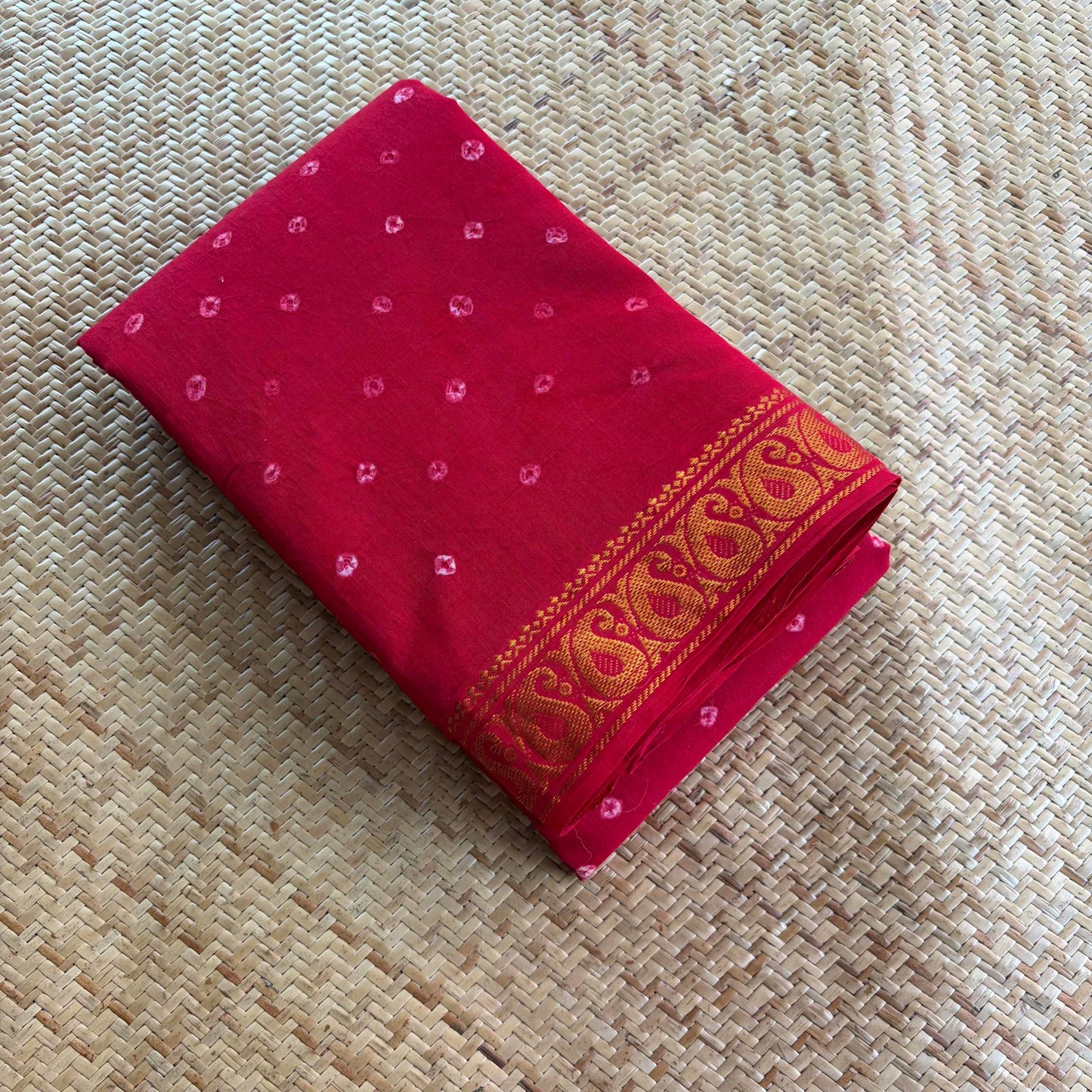 Red Saree, Hand knotted Sungudi On a small Border Cotton saree, Kaikattu Sungadi