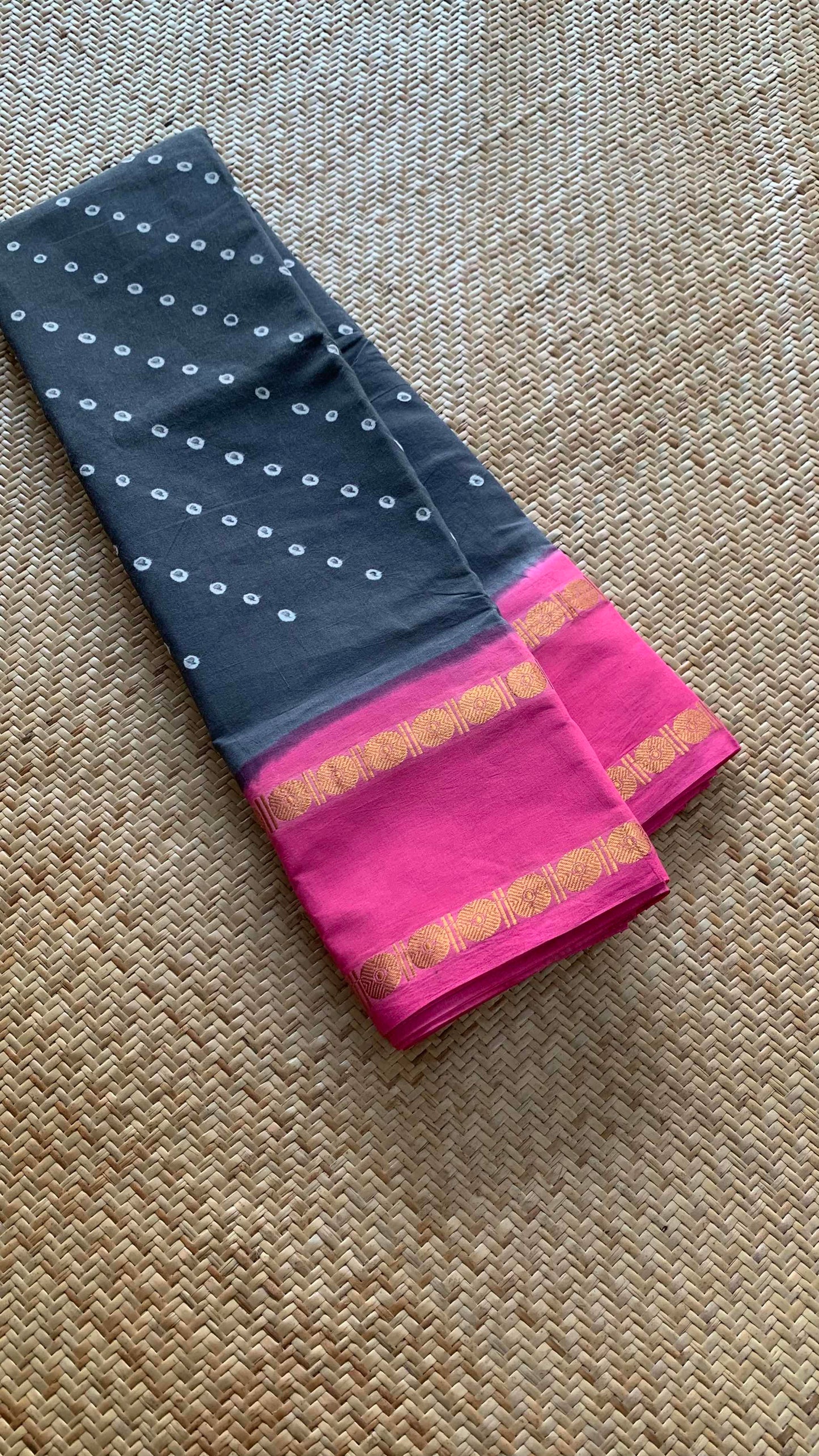 Grey Pink Saree With  Border, Hand knotted Sungudi On a Rudraksham Border Cotton saree, Kaikattu Sungadi