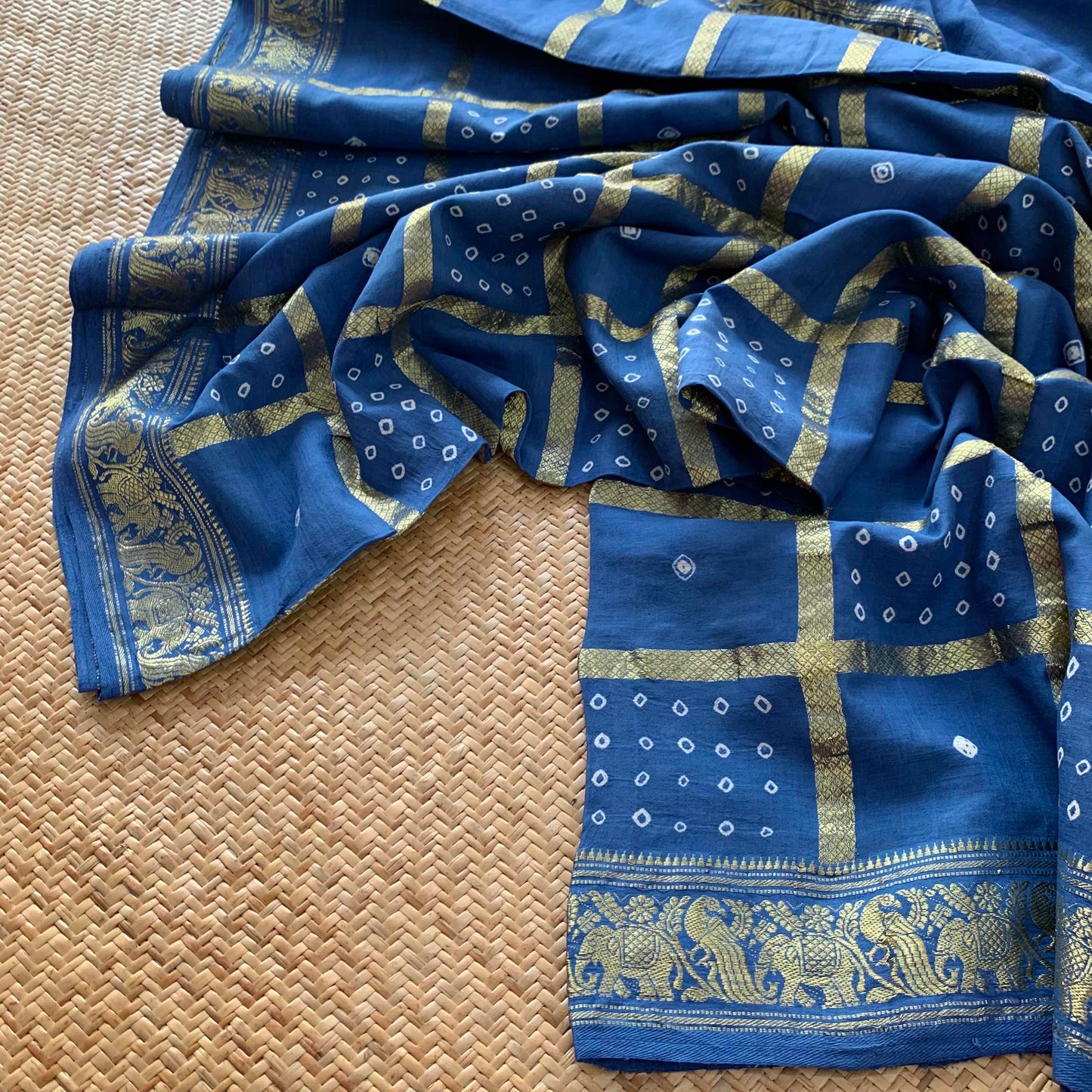 Blue Natural Dye Saree  , Hand knotted Sungudi On a Hand woven Grand Pallu Cotton saree, Kaikattu Sungadi