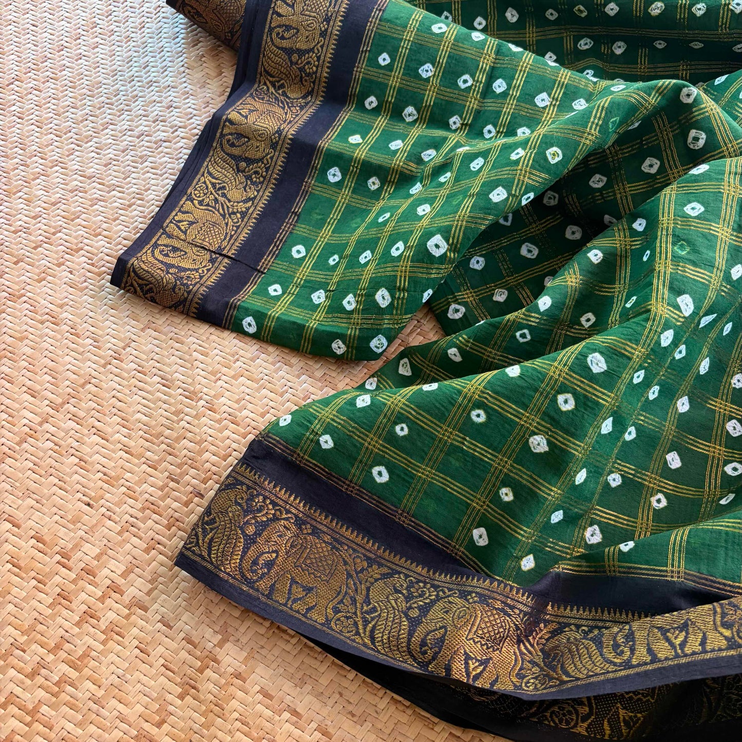 Green Saree With Black Border, Hand knotted Sungudi On Cotton saree, Kaikattu Sungudi