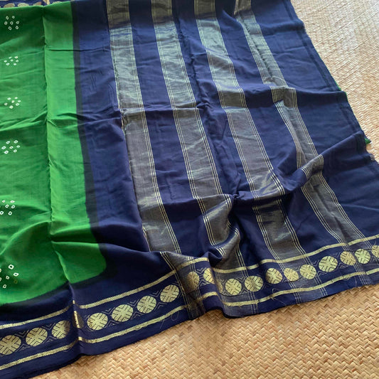 7 dots, Green, Hand knotted Sungudi On a Hand woven Cotton saree, Kaikattu Sungadi