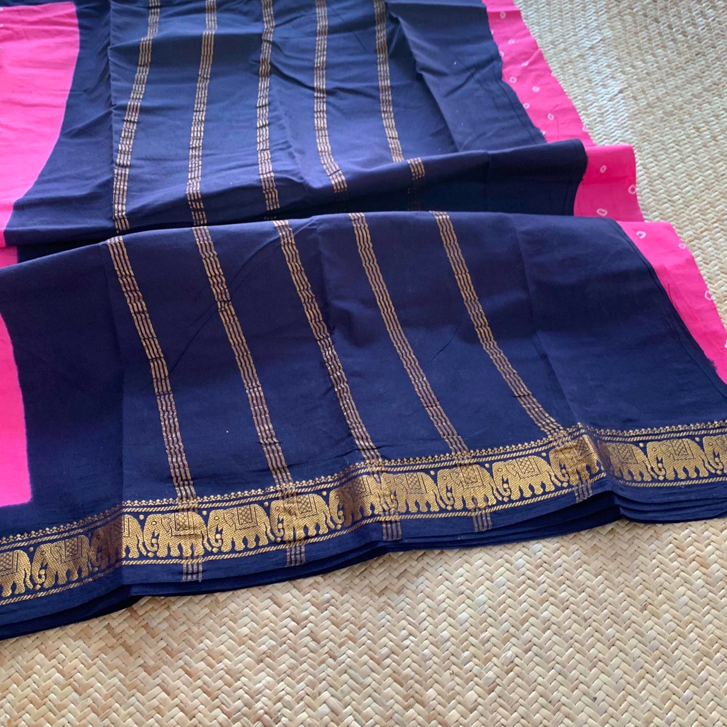 Pink Saree , Hand knotted Sungudi On a Yannai Border Cotton saree, Kaikattu Sungadi