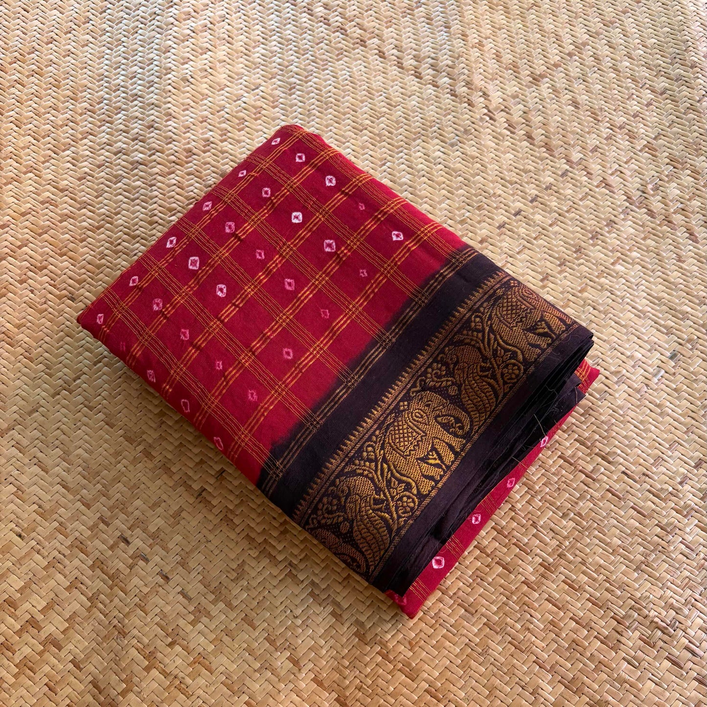 Red Saree With Brown Border, Hand knotted Sungudi On Cotton saree, Kaikattu Sungudi