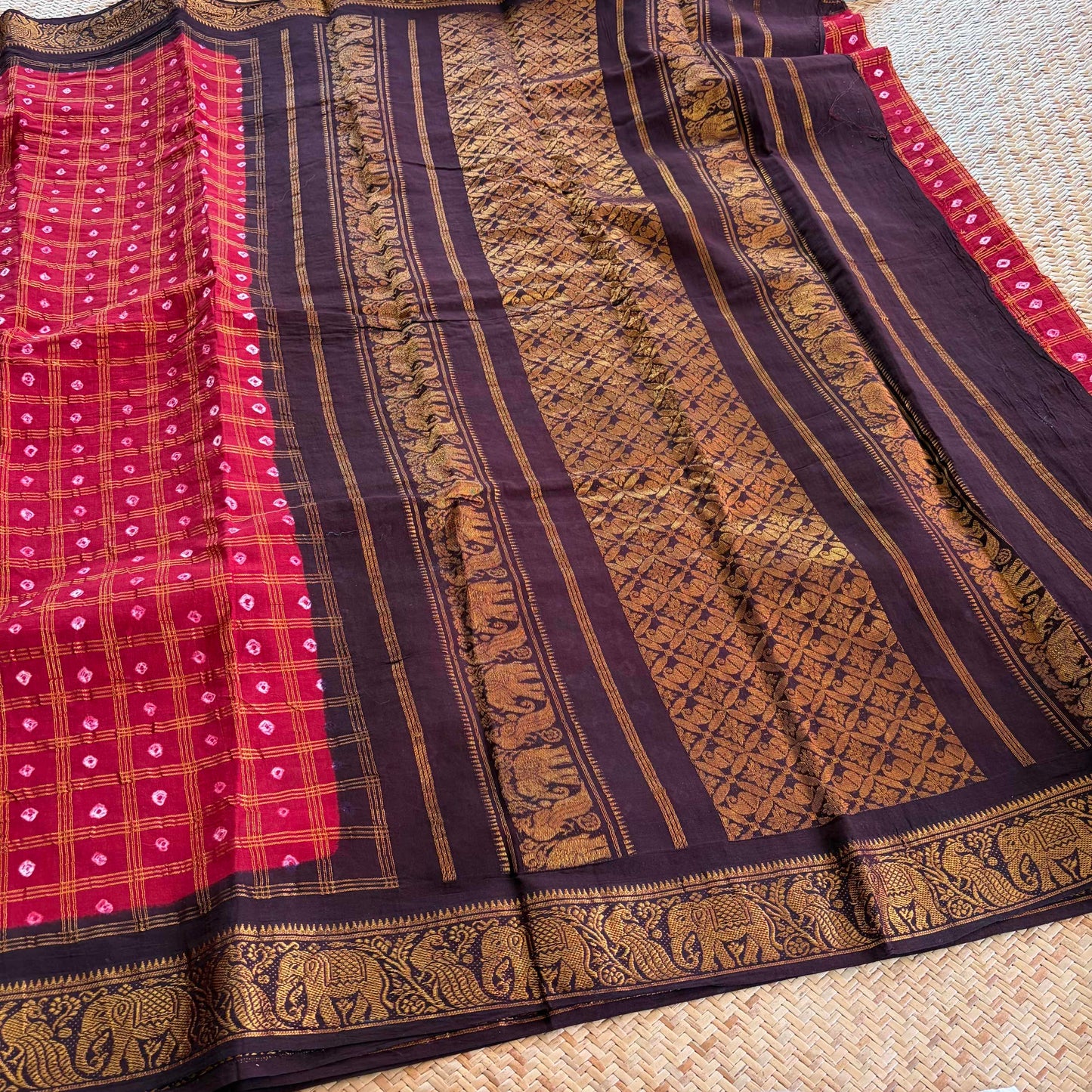 Red Saree With Brown Border, Hand knotted Sungudi On Cotton saree, Kaikattu Sungudi