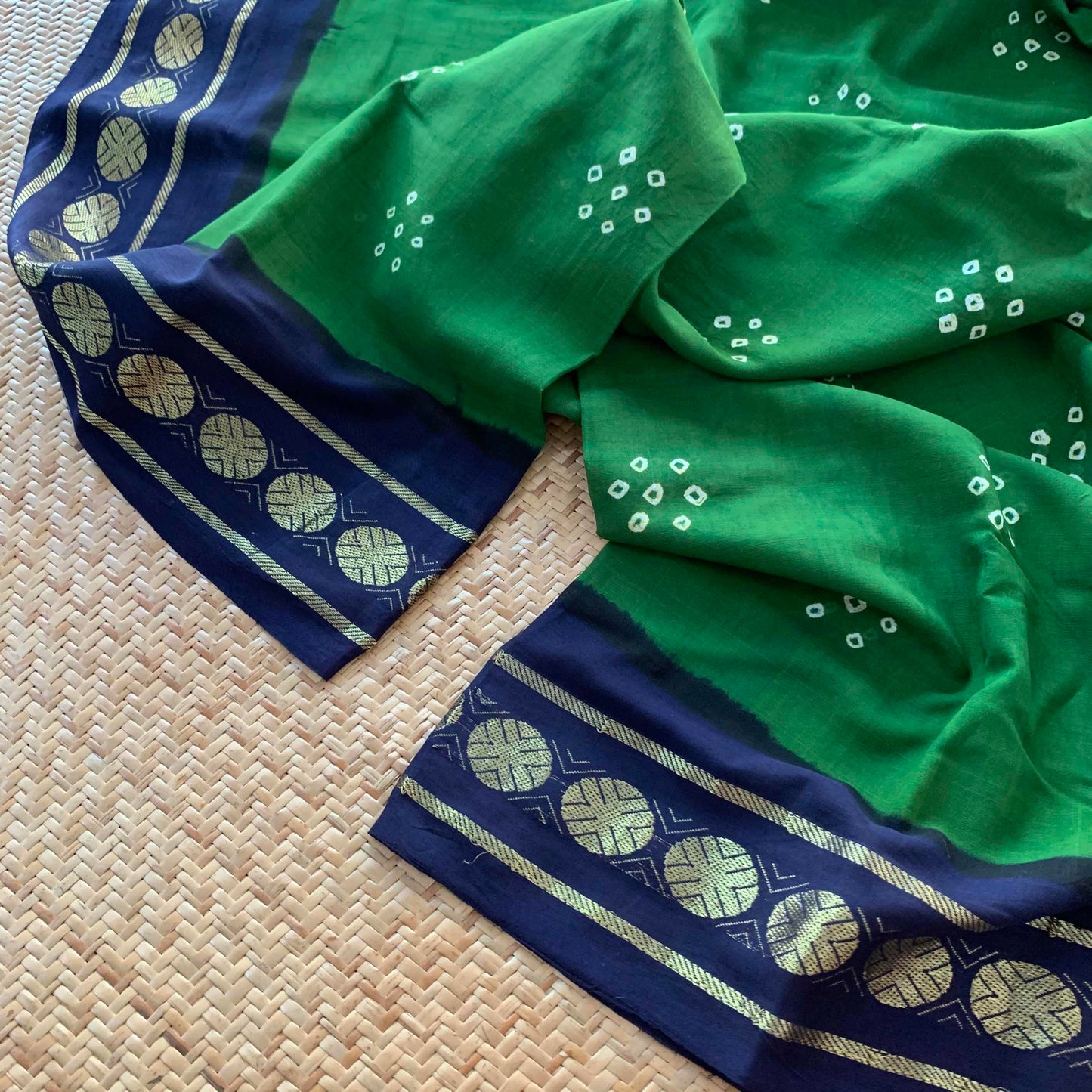 7 dots, Green, Hand knotted Sungudi On a Hand woven Cotton saree, Kaikattu Sungadi