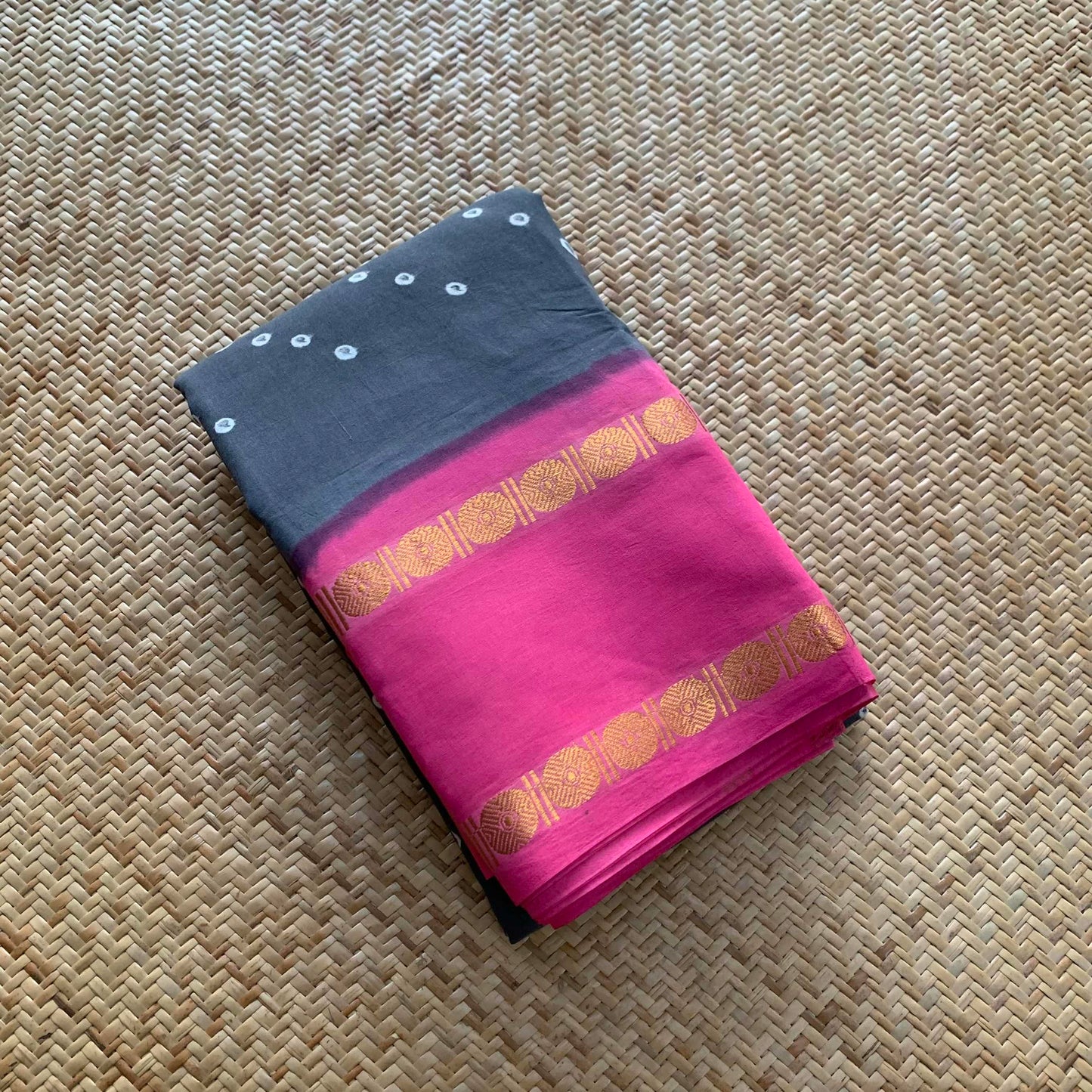 Grey Pink Saree With  Border, Hand knotted Sungudi On a Rudraksham Border Cotton saree, Kaikattu Sungadi