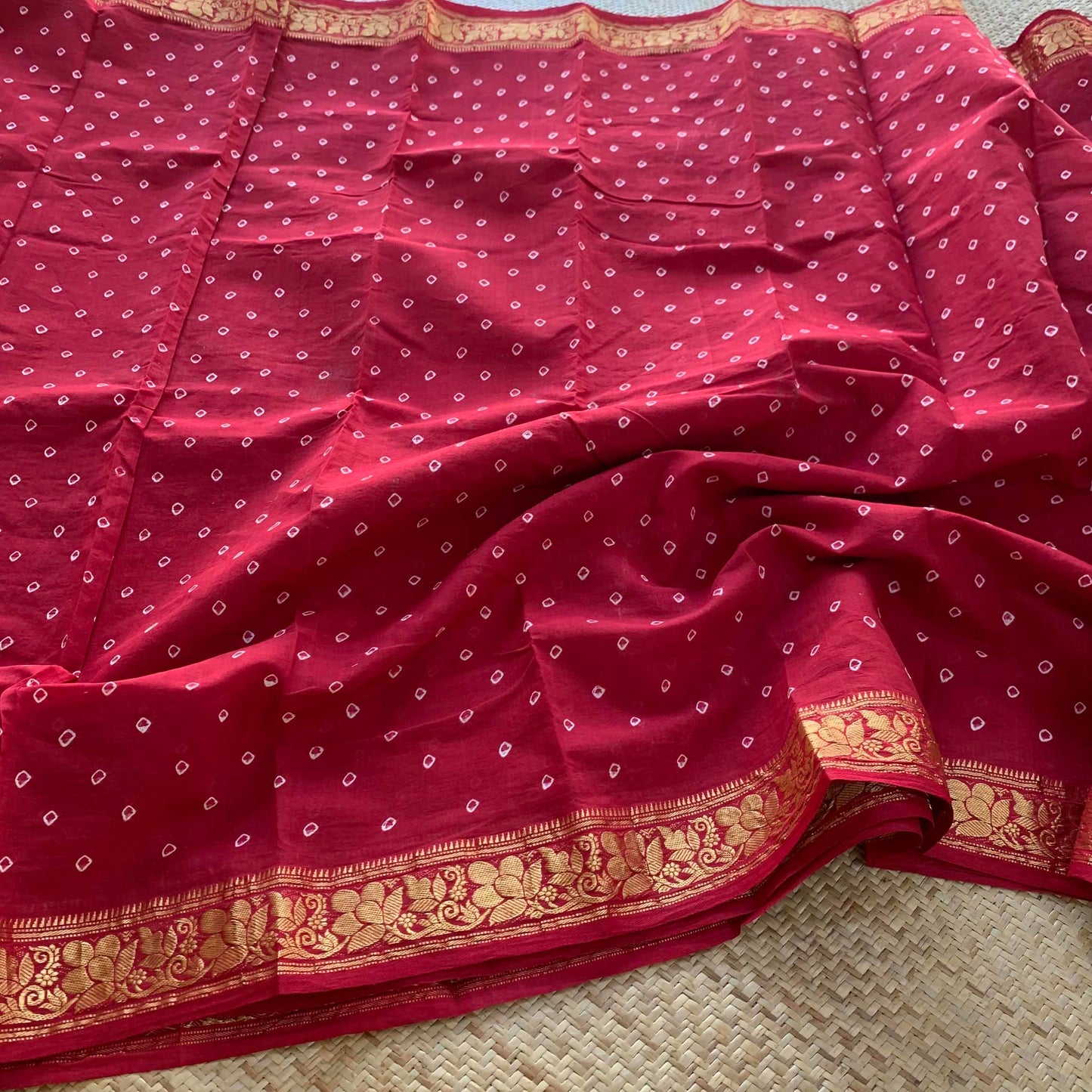 Red Saree , Hand knotted Sungudi On a Hand woven Grand Pallu Cotton saree, Kaikattu Sungadi