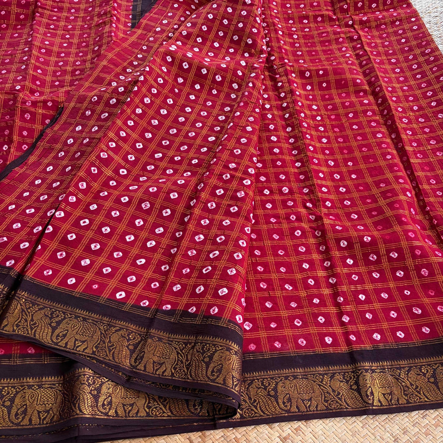 Red Saree With Brown Border, Hand knotted Sungudi On Cotton saree, Kaikattu Sungudi