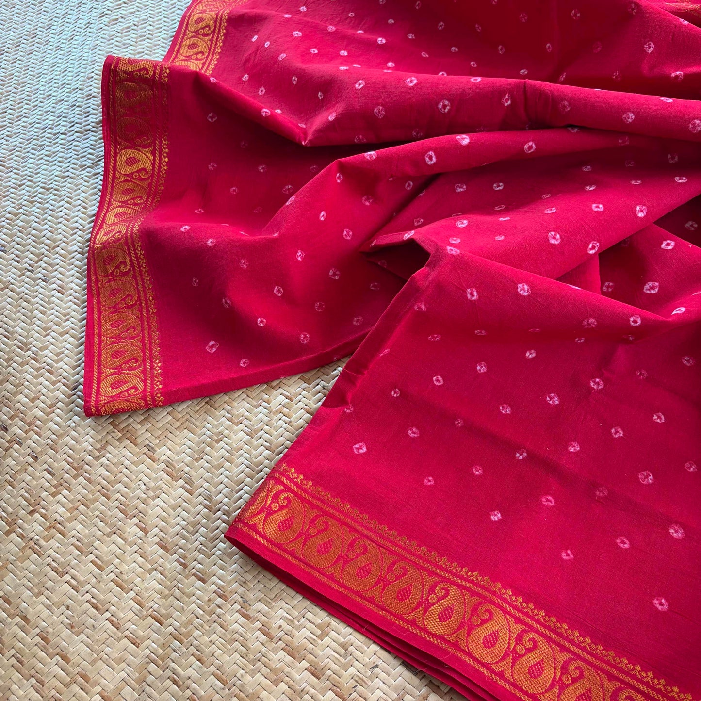Red Saree, Hand knotted Sungudi On a small Border Cotton saree, Kaikattu Sungadi