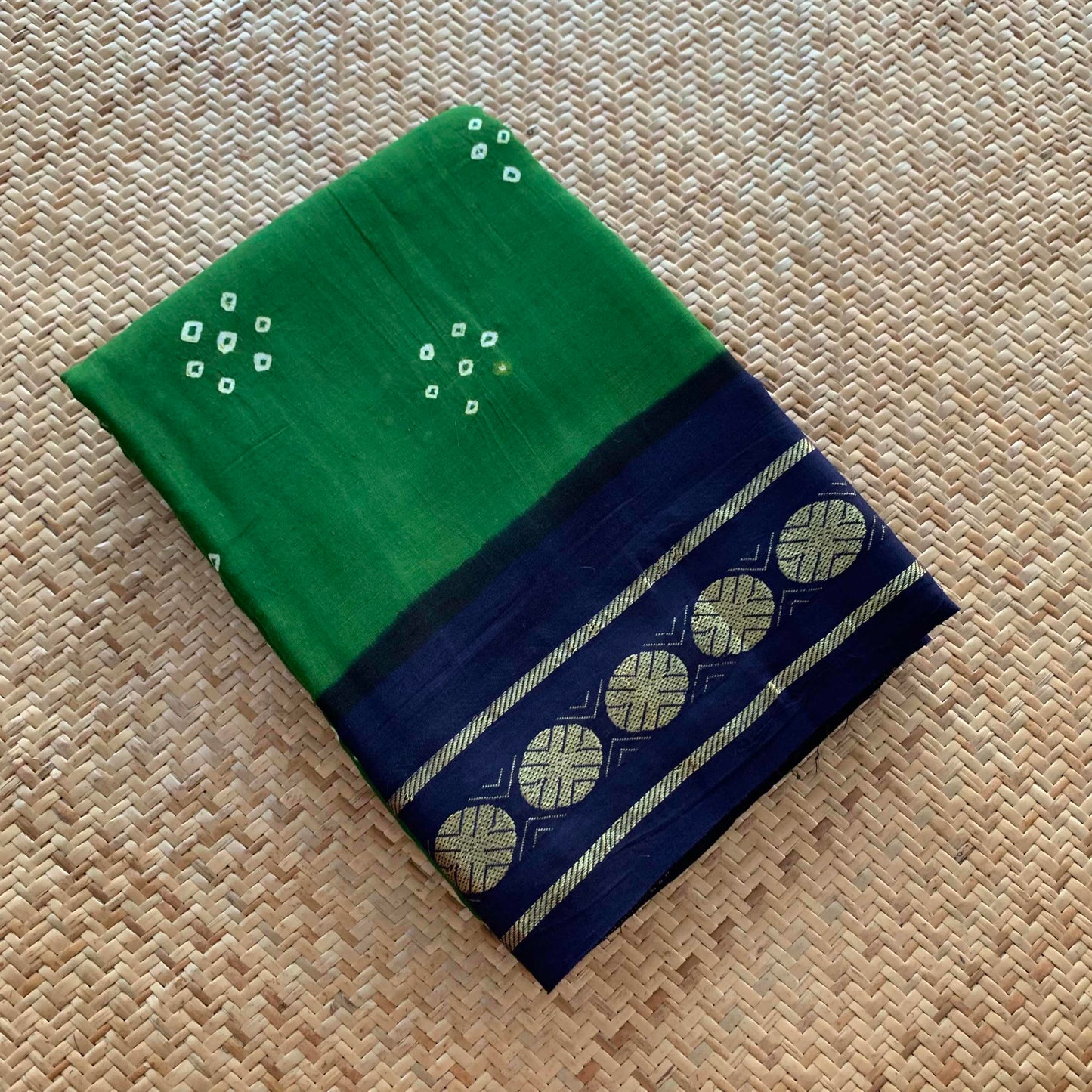 7 dots, Green, Hand knotted Sungudi On a Hand woven Cotton saree, Kaikattu Sungadi