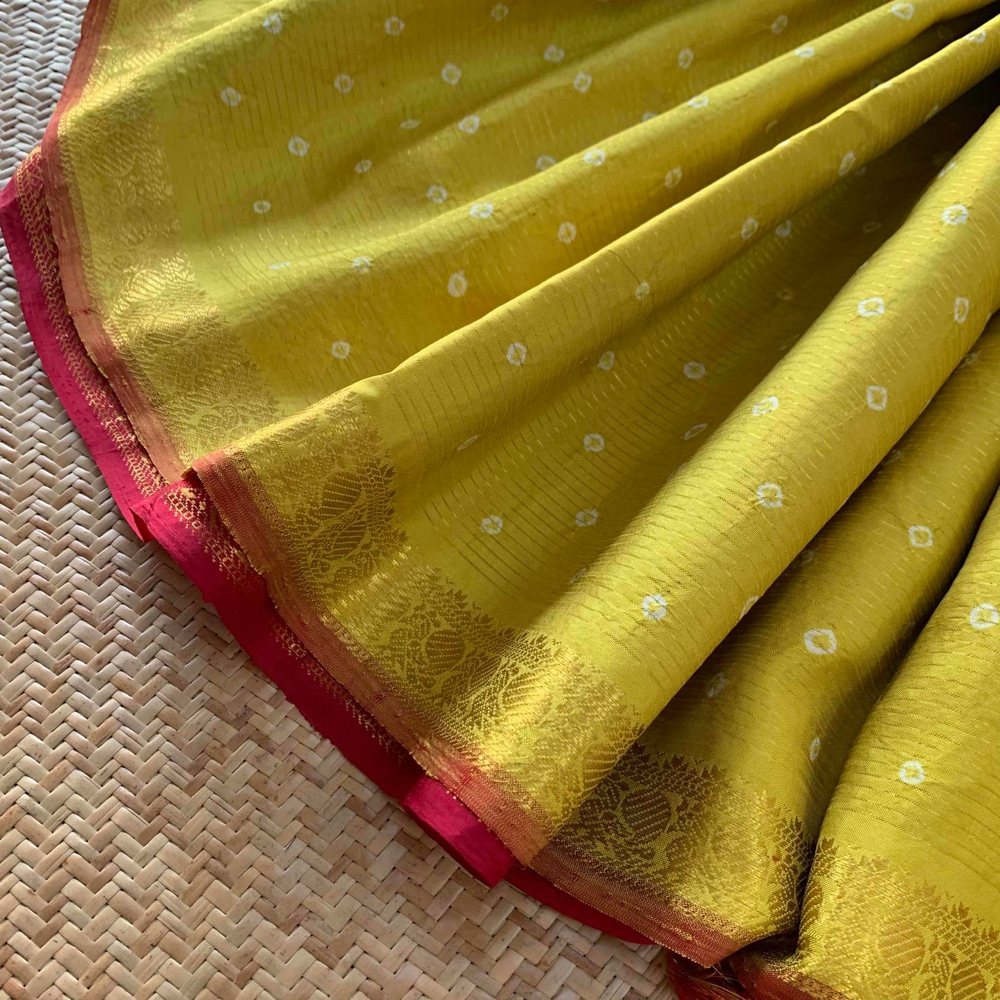 Yellow Kaikattu Sungadi On a Pure soft Kanchipuram Silk Saree