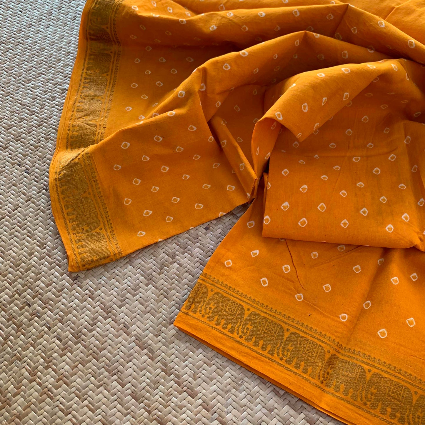 Yellow Saree , Hand knotted Sungudi On a Yannai Border Cotton saree, Kaikattu Sungadi