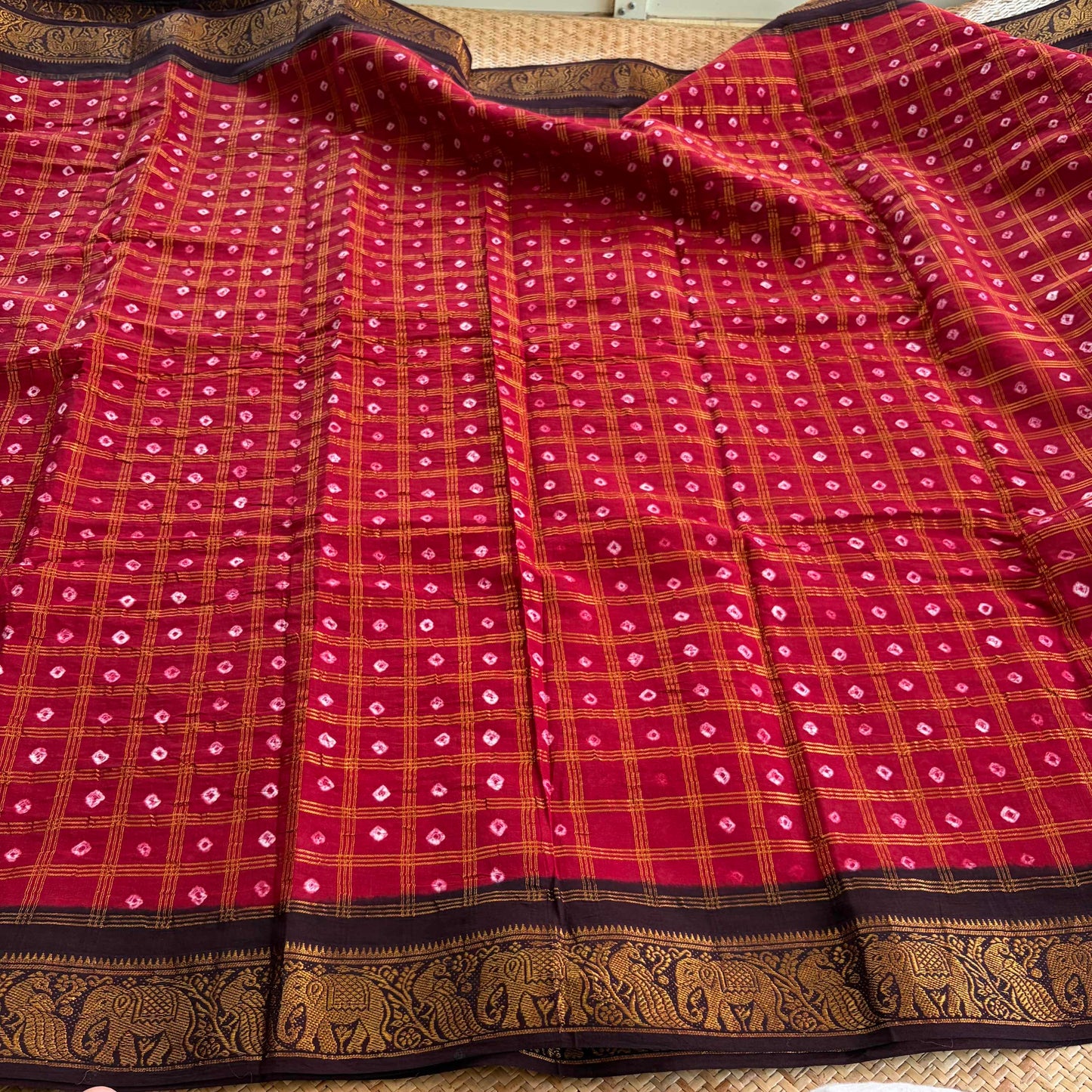 Red Saree With Brown Border, Hand knotted Sungudi On Cotton saree, Kaikattu Sungudi