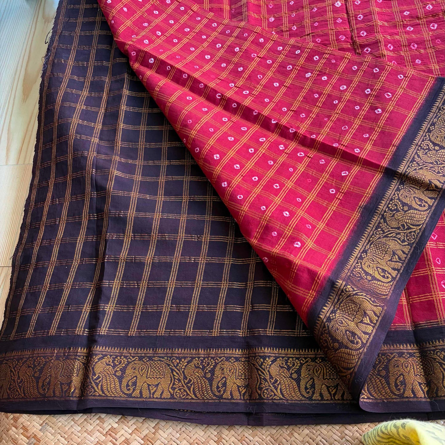 Red Saree With Brown Border, Hand knotted Sungudi On Cotton saree, Kaikattu Sungudi