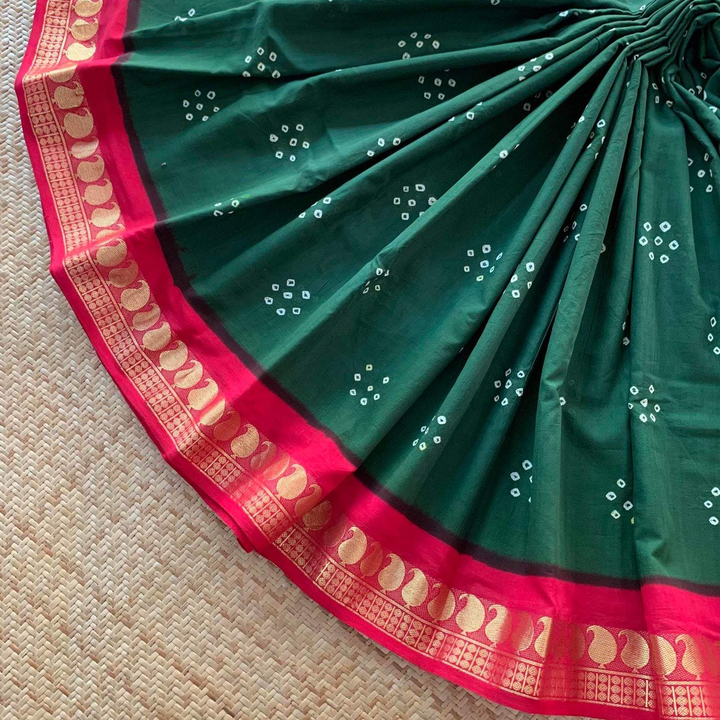 7 dots, Green, Hand knotted Sungudi On a Hand woven Grand Pallu Cotton saree, Kaikattu Sungadi