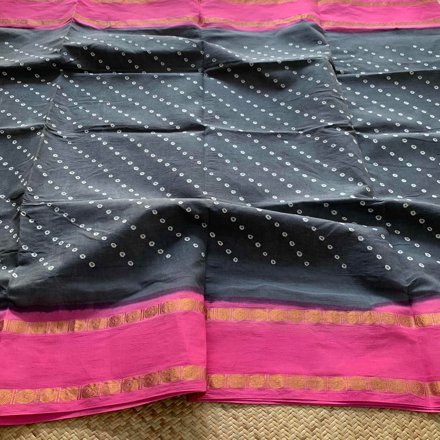 Grey Pink Saree With  Border, Hand knotted Sungudi On a Rudraksham Border Cotton saree, Kaikattu Sungadi