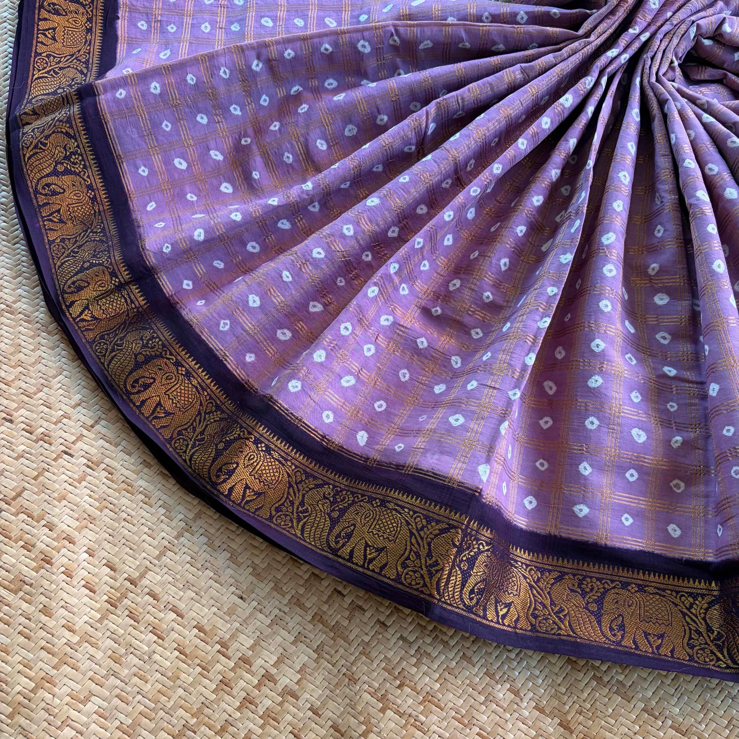 Lilac Saree With Deep Purple Border, Hand knotted Sungudi On Cotton saree, Kaikattu Sungudi