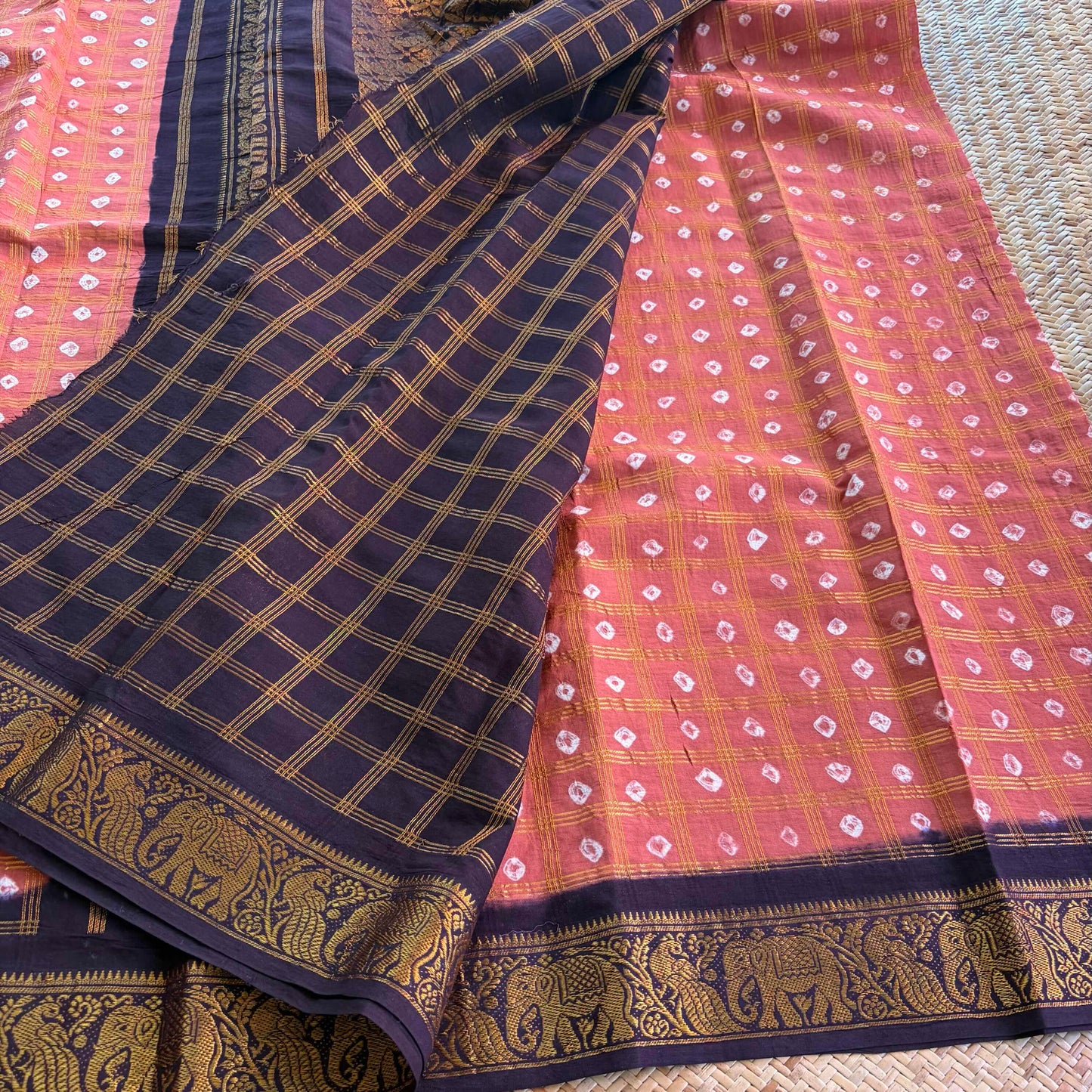 Peach Saree With Deep Brown Border, Hand knotted Sungudi On Cotton saree, Kaikattu Sungudi