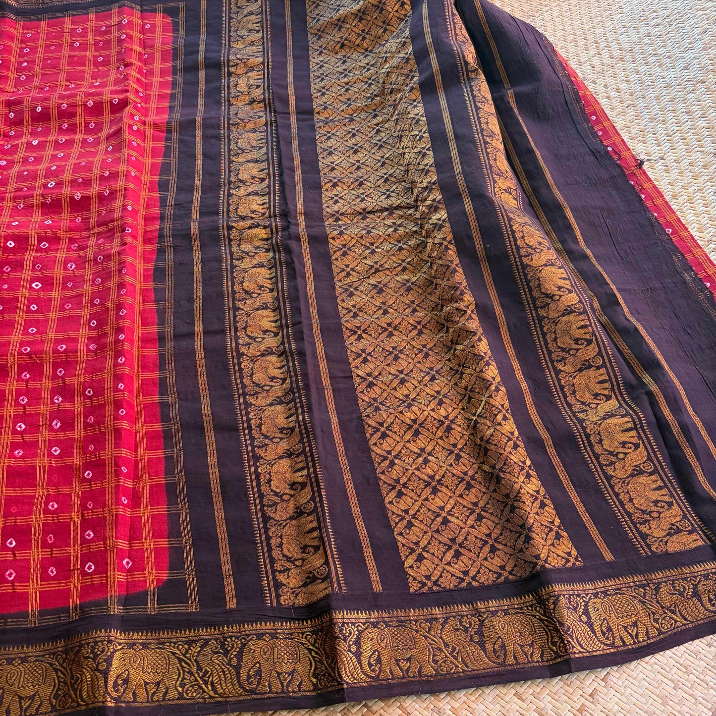 Red Saree With Brown Border, Hand knotted Sungudi On Cotton saree, Kaikattu Sungudi