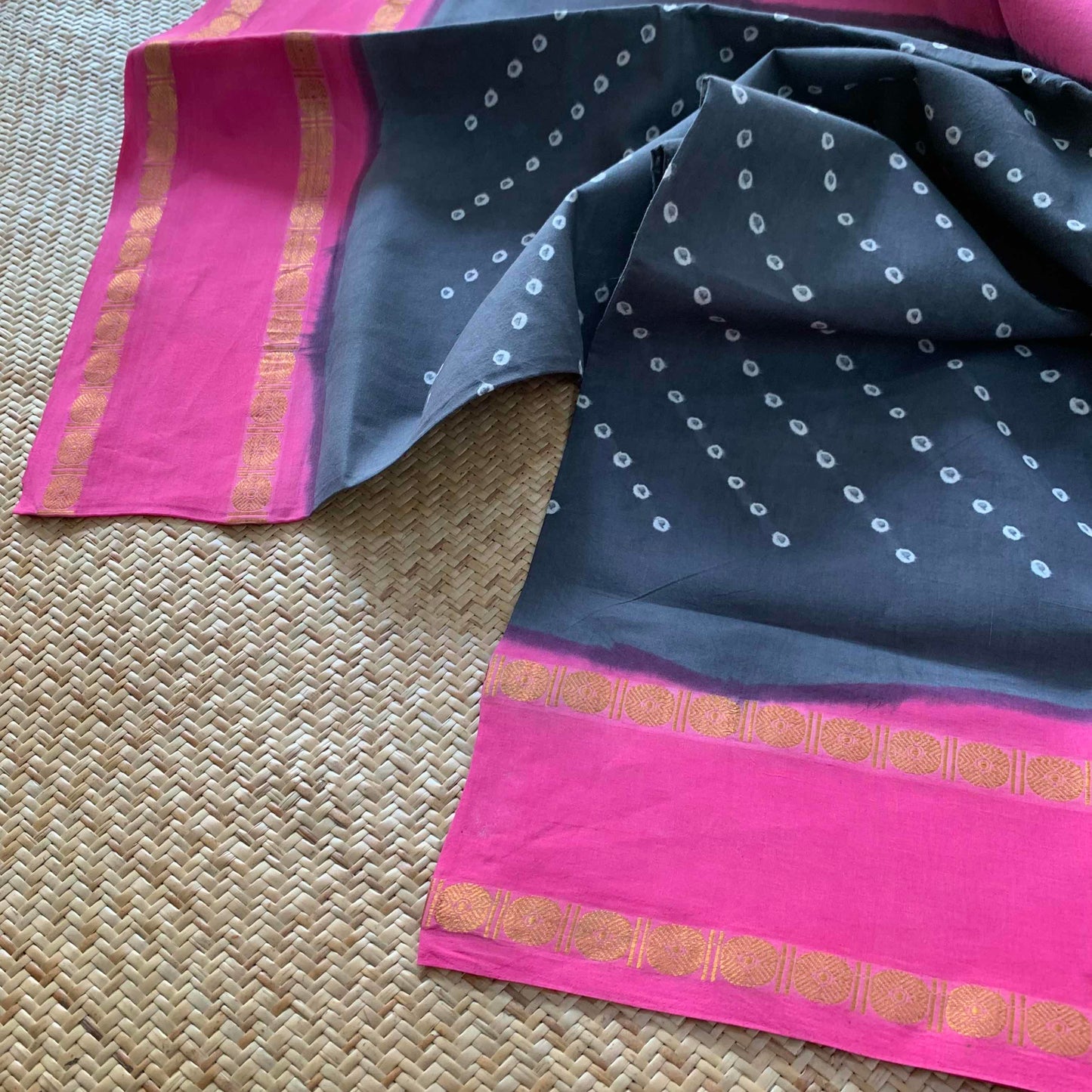 Grey Pink Saree With  Border, Hand knotted Sungudi On a Rudraksham Border Cotton saree, Kaikattu Sungadi