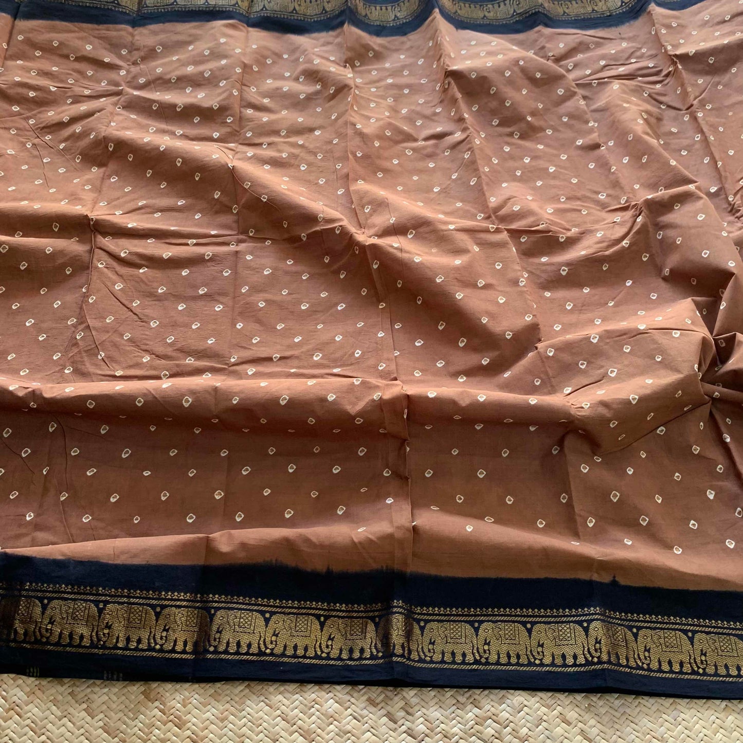 Brown With Black Saree , Hand knotted Sungudi On a Yannai Border Cotton saree, Kaikattu Sungadi