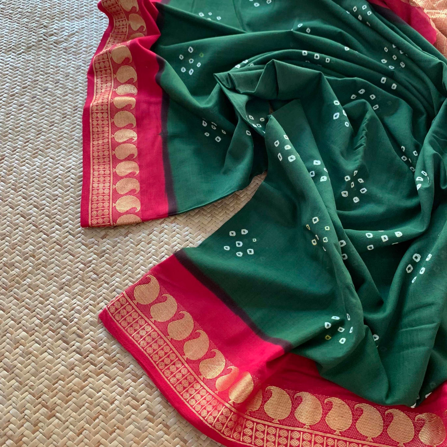 7 dots, Green, Hand knotted Sungudi On a Hand woven Grand Pallu Cotton saree, Kaikattu Sungadi