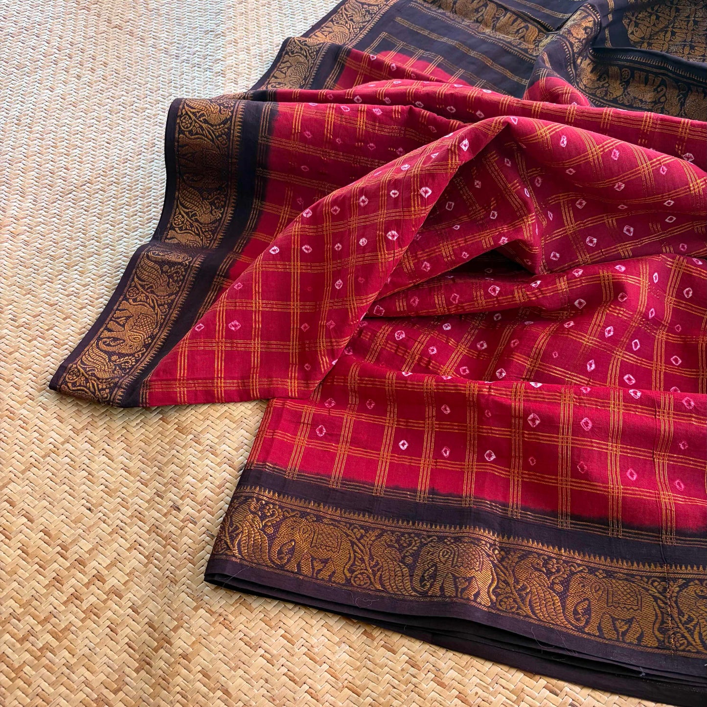 Red Saree With Brown Border, Hand knotted Sungudi On Cotton saree, Kaikattu Sungudi