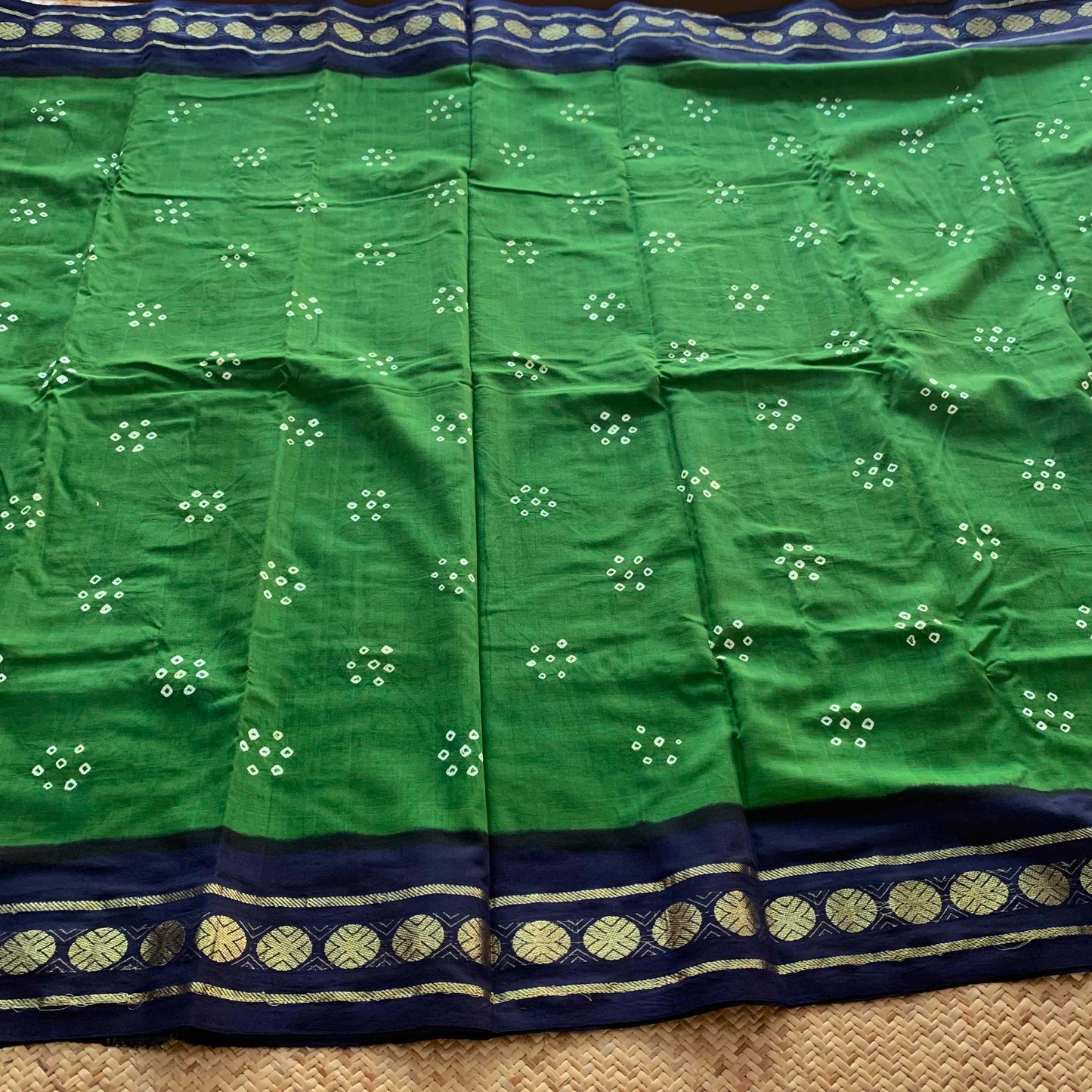 7 dots, Green, Hand knotted Sungudi On a Hand woven Cotton saree, Kaikattu Sungadi