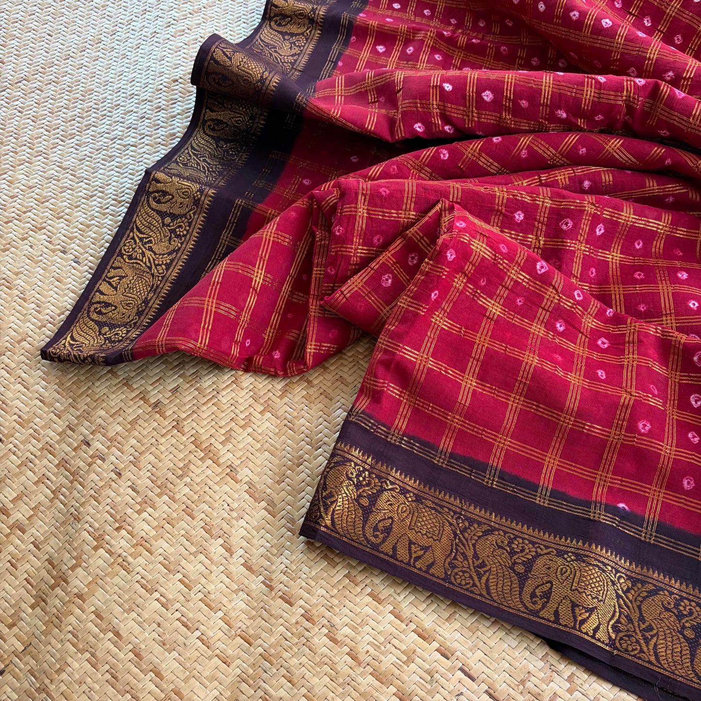 Red Saree With Brown Border, Hand knotted Sungudi On Cotton saree, Kaikattu Sungudi