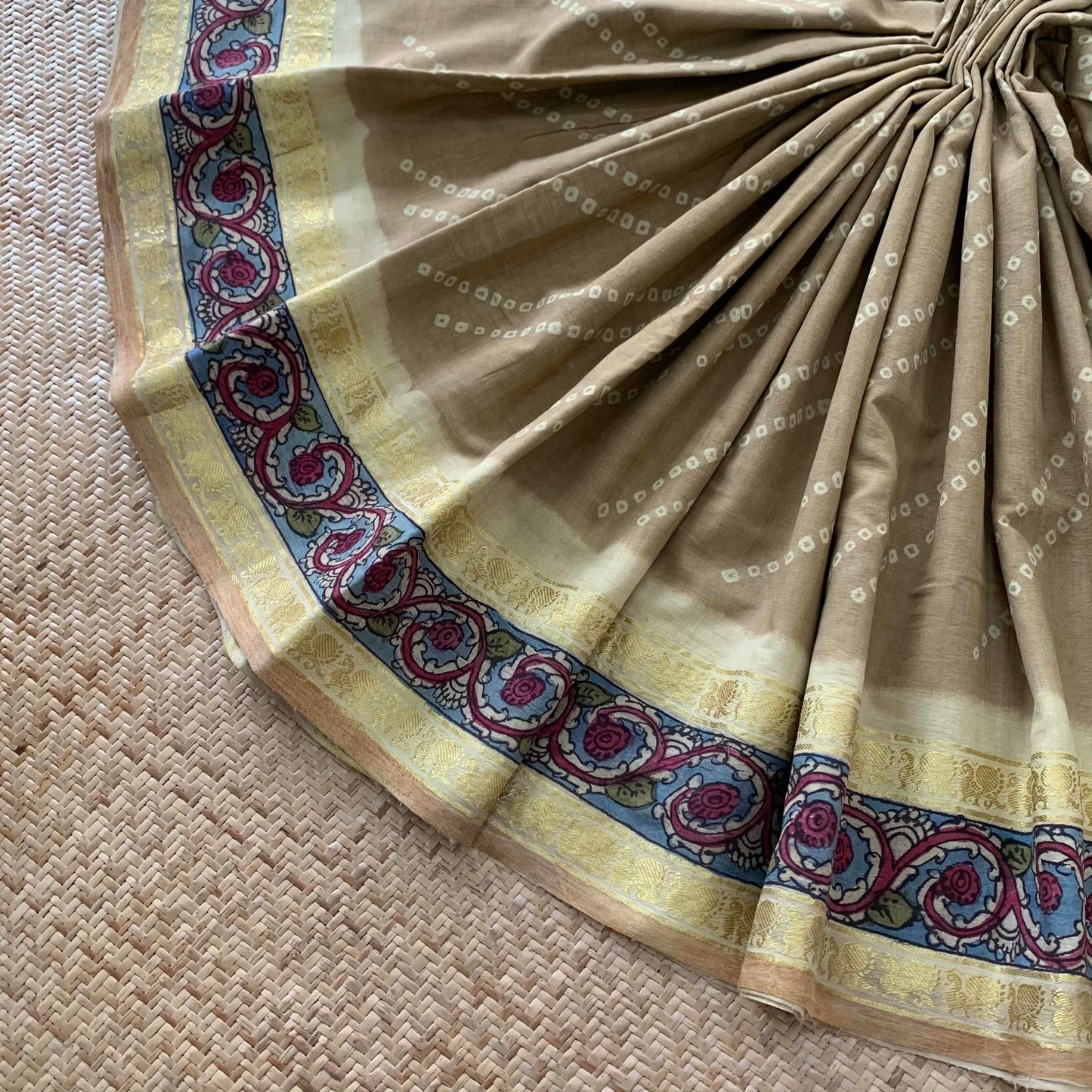 Beige Kaikattu Sungudi Saree With Kalamkari Border, Pallu And Blouse Piece On a Hand woven Cotton saree, Kaikattu Sungadi