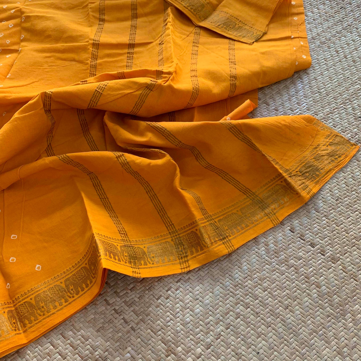 Yellow Saree , Hand knotted Sungudi On a Yannai Border Cotton saree, Kaikattu Sungadi