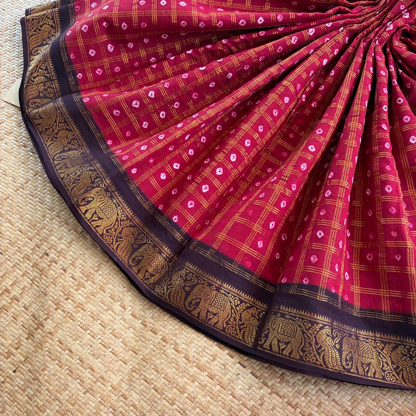 Red Saree With Brown Border, Hand knotted Sungudi On Cotton saree, Kaikattu Sungudi