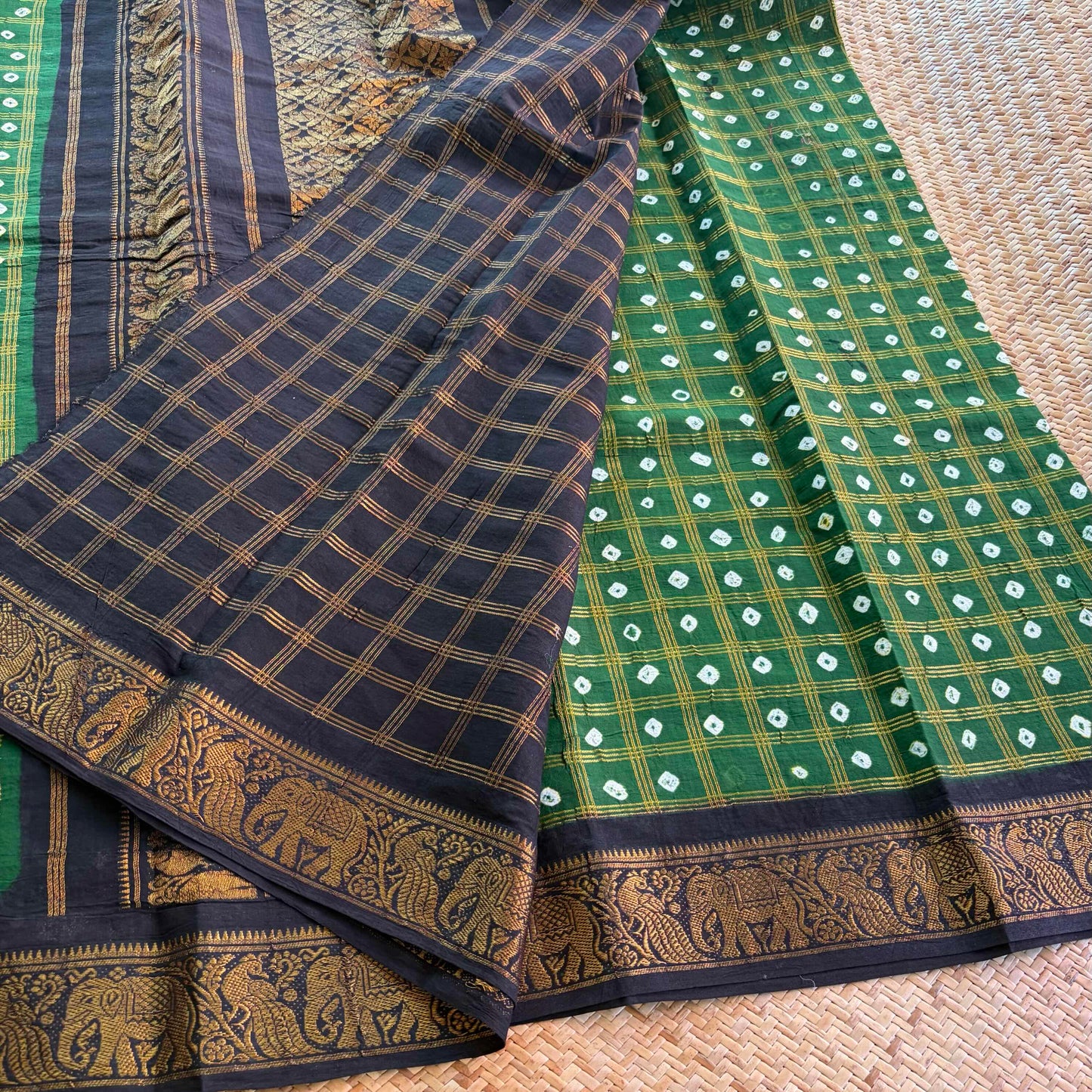 Green Saree With Black Border, Hand knotted Sungudi On Cotton saree, Kaikattu Sungudi