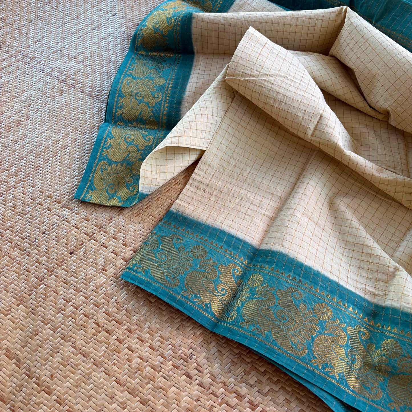 Off White, Zari Kattam Sungudi