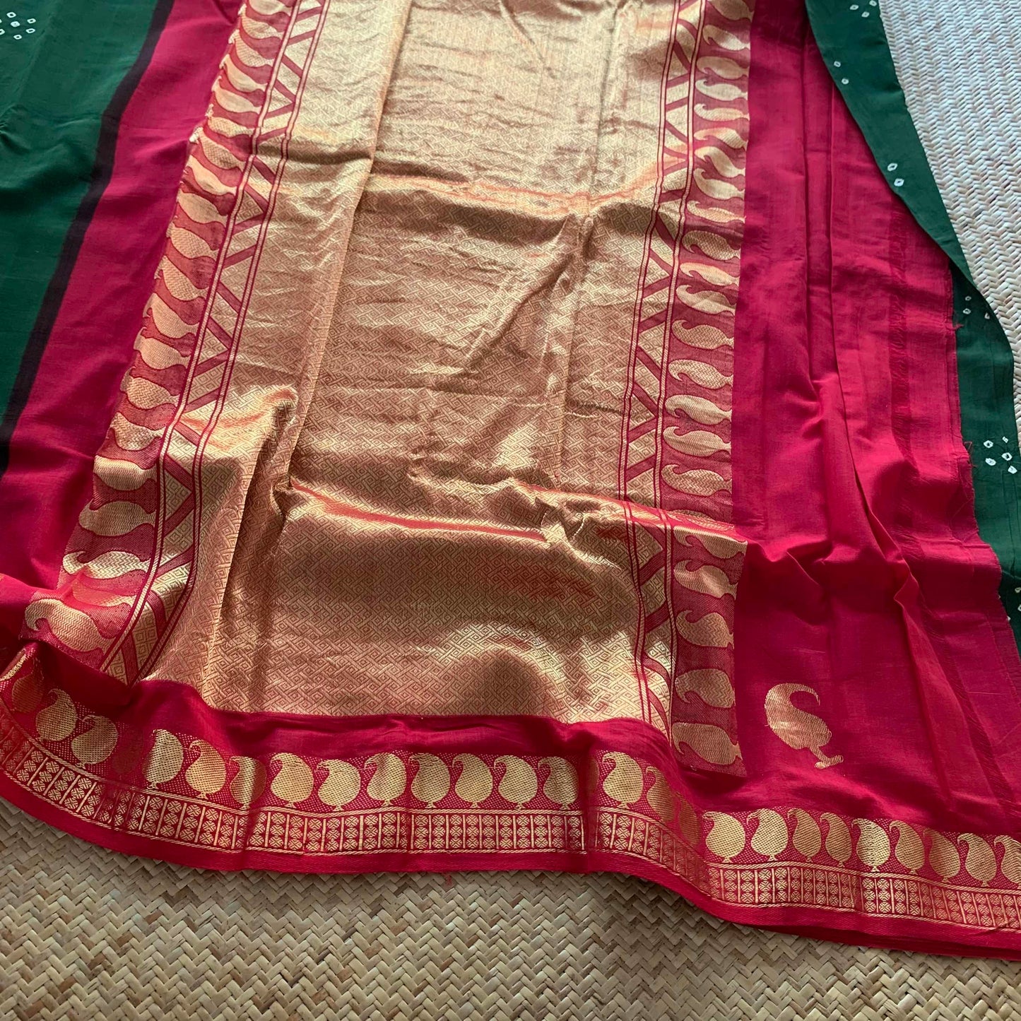 7 dots, Green, Hand knotted Sungudi On a Hand woven Grand Pallu Cotton saree, Kaikattu Sungadi