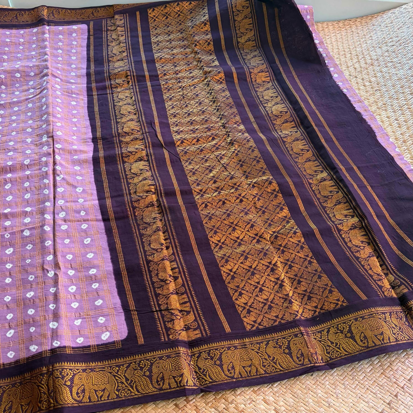 Lilac Saree With Deep Purple Border, Hand knotted Sungudi On Cotton saree, Kaikattu Sungudi