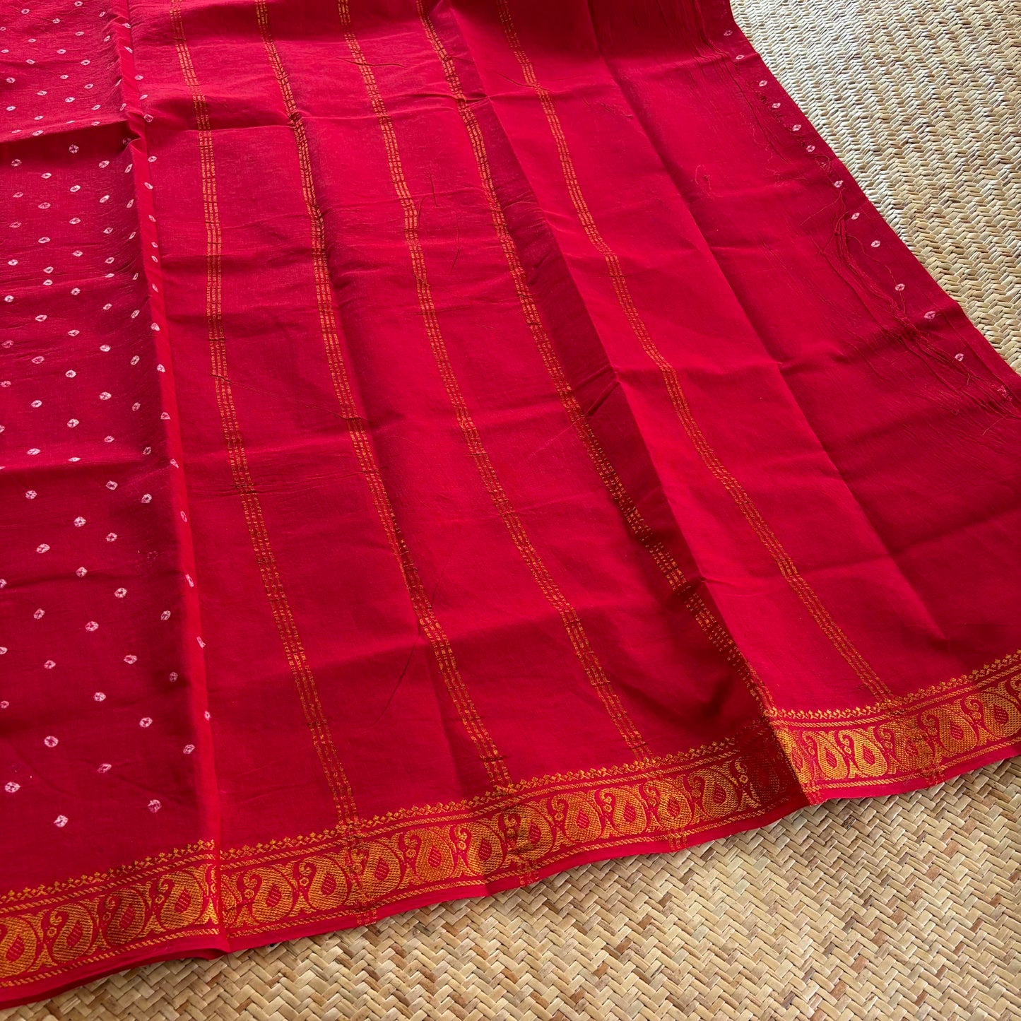 Red Saree, Hand knotted Sungudi On a small Border Cotton saree, Kaikattu Sungadi
