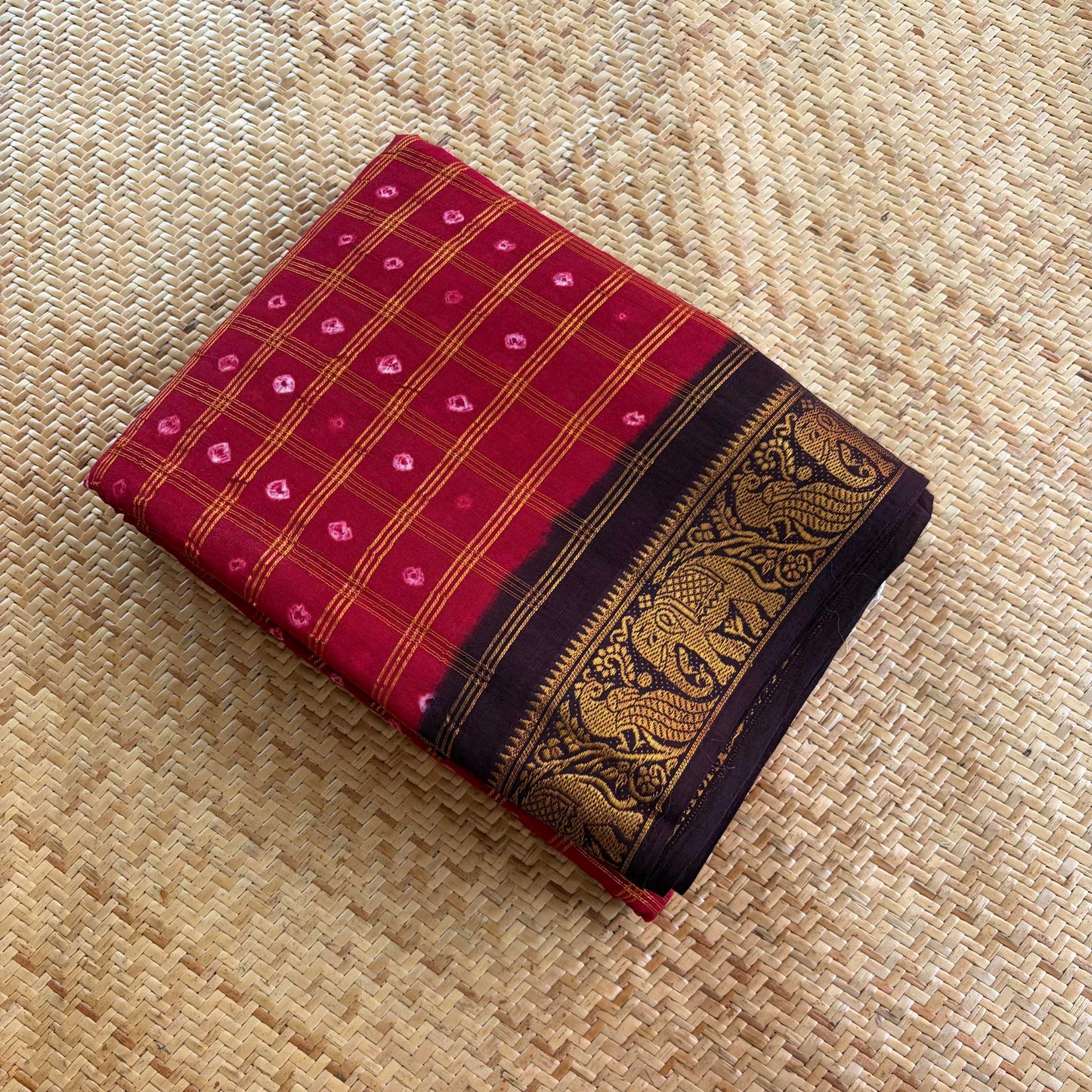 Red Saree With Brown Border, Hand knotted Sungudi On Cotton saree, Kaikattu Sungudi