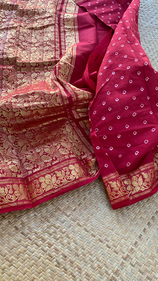 Red Saree , Hand knotted Sungudi On a Hand woven Grand Pallu Cotton saree, Kaikattu Sungadi