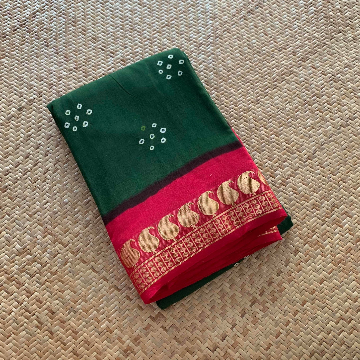 7 dots, Green, Hand knotted Sungudi On a Hand woven Grand Pallu Cotton saree, Kaikattu Sungadi