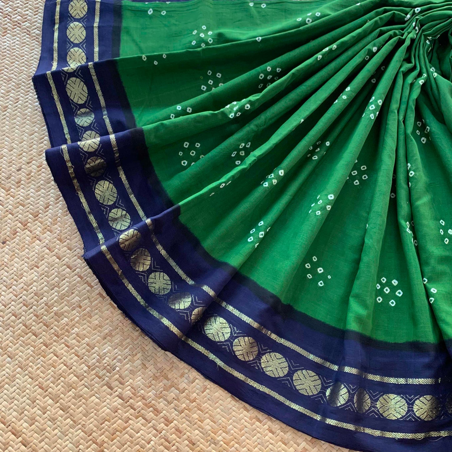 7 dots, Green, Hand knotted Sungudi On a Hand woven Cotton saree, Kaikattu Sungadi