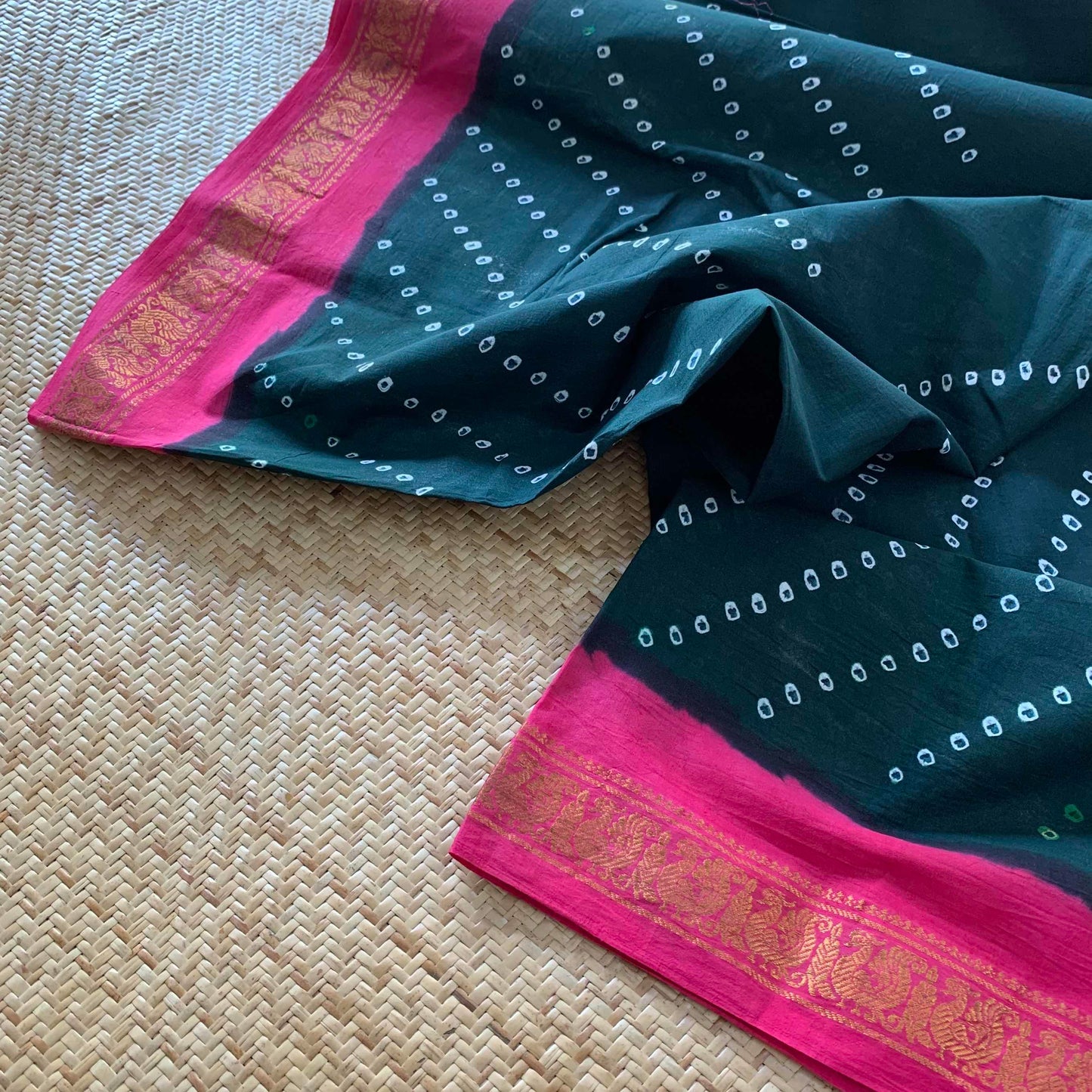 Bottle Green With Pink Saree , Hand knotted Sungudi , Kaikattu Cotton Sungadi