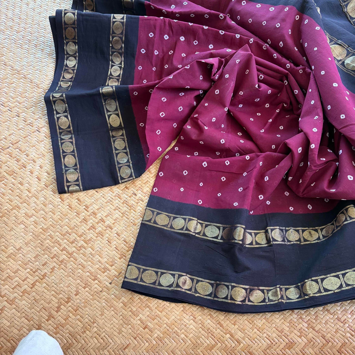 Burgundy Saree, Hand knotted Sungudi On a Hand woven Cotton saree, Kaikattu Sungadi