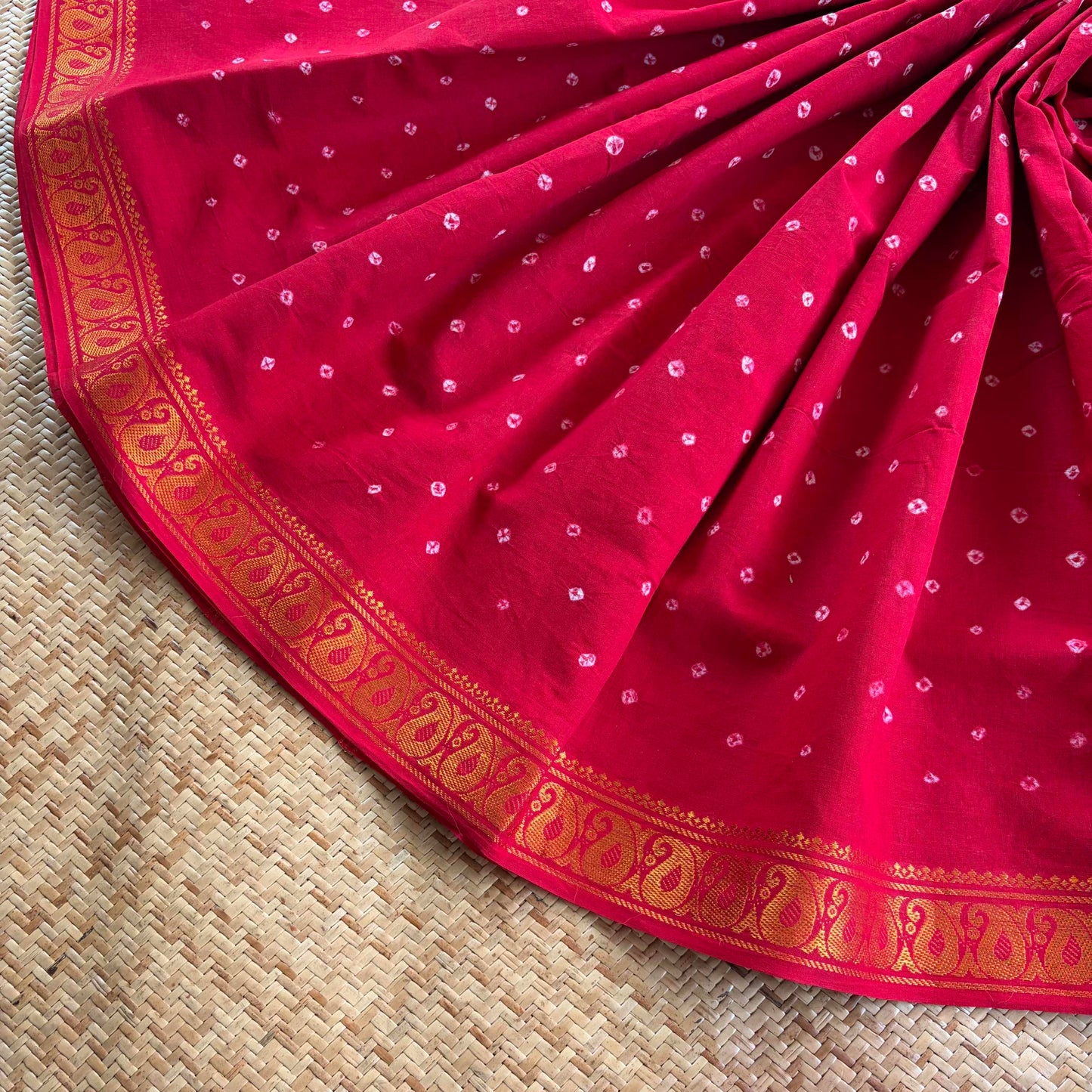 Red Saree, Hand knotted Sungudi On a small Border Cotton saree, Kaikattu Sungadi